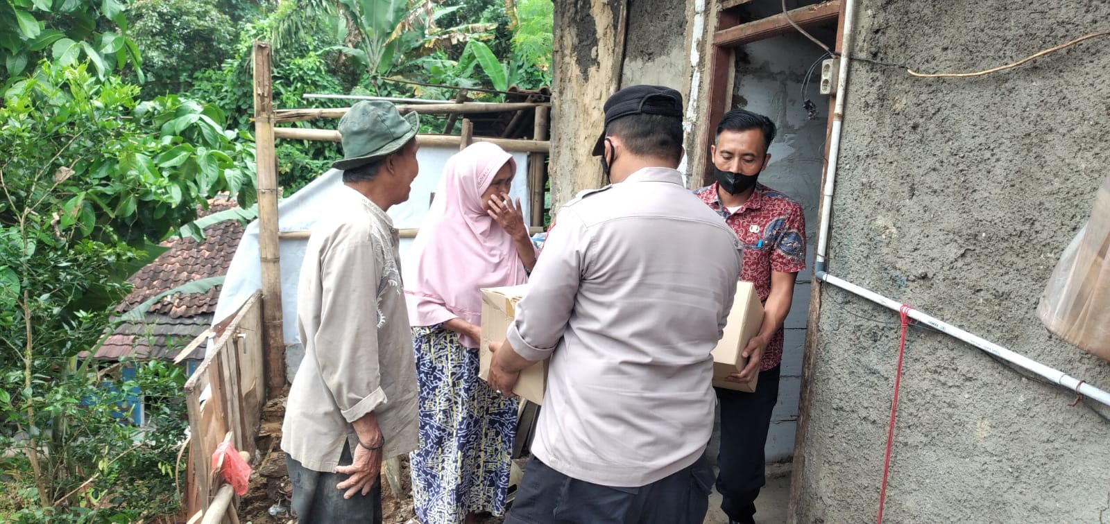 Kanit Binmas wakili kapolsek Cikembar beri bantuan sembako