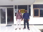 Riyan (korban) usai melaporkan bab motornya yang hilang ke Polsek Baros
