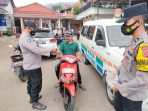 Pelaksanaan giat pembagian masker dan himbauan prokes