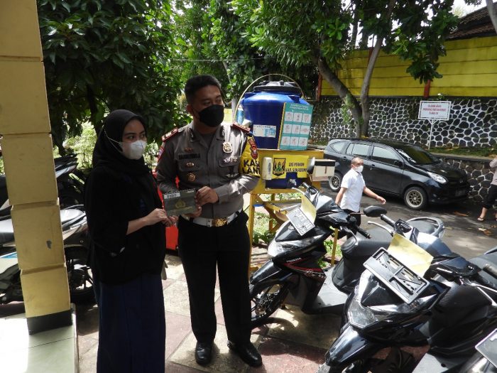 Siti Maulida (kiri) mengapresiasi polres sukabumi atas kembalinya motor miliknya