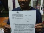 Orang tua SH yang ditangkap oleh Polres Sukabumi Kota memegang SP3D Divpropam Mabes Polri