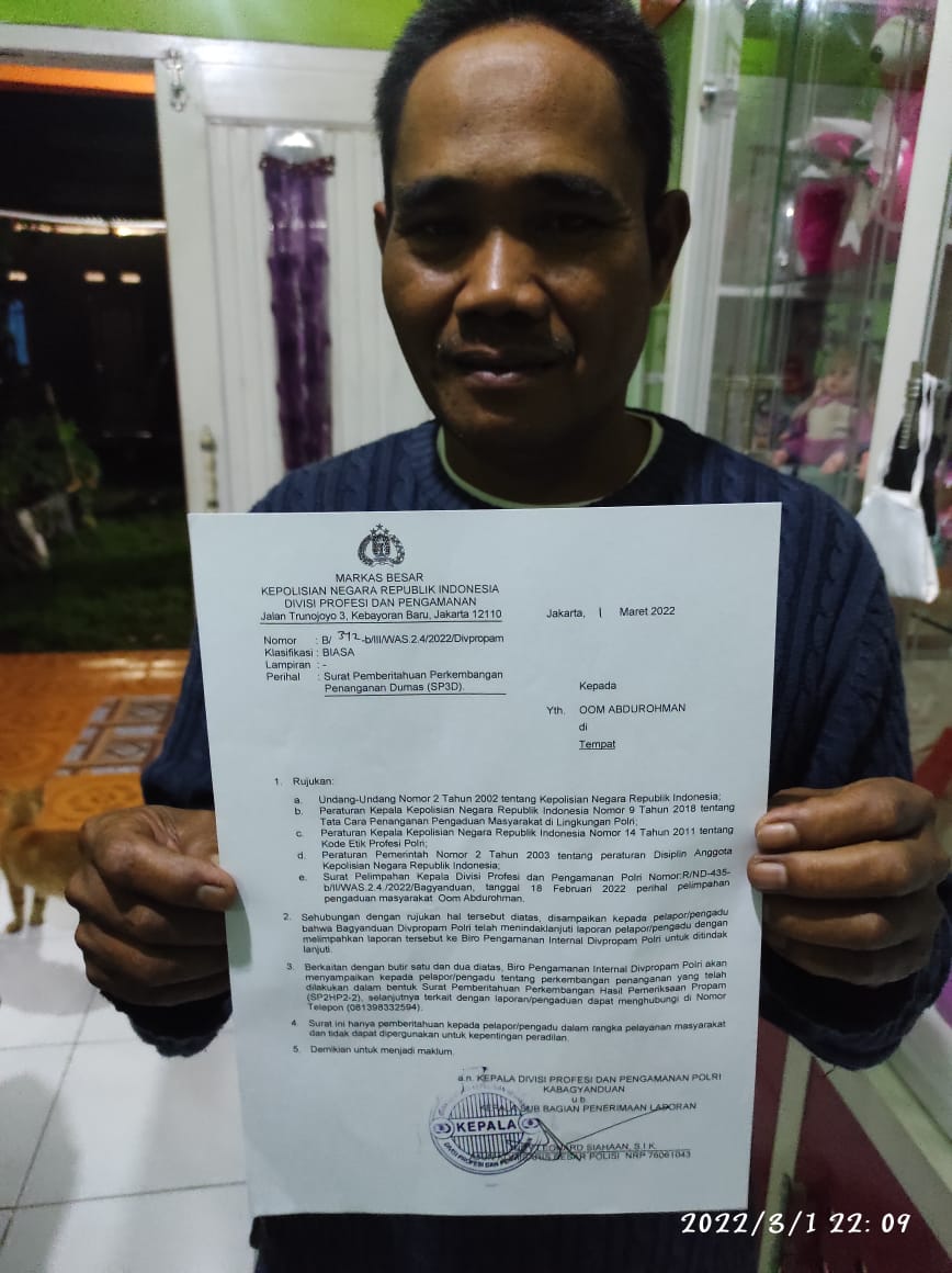 Orang tua SH yang ditangkap oleh Polres Sukabumi Kota memegang SP3D Divpropam Mabes Polri