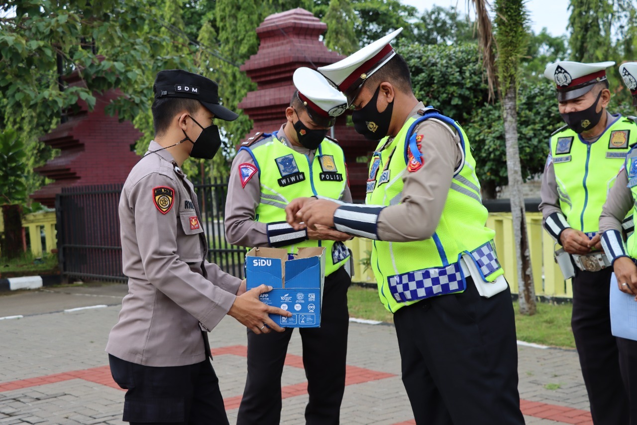 Personil Polres Sukabumi Open Donasi untuk bencana angin Nagrak