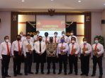 Kapolres Sukabumi beserta anggota polisi yang diberi penghargaan