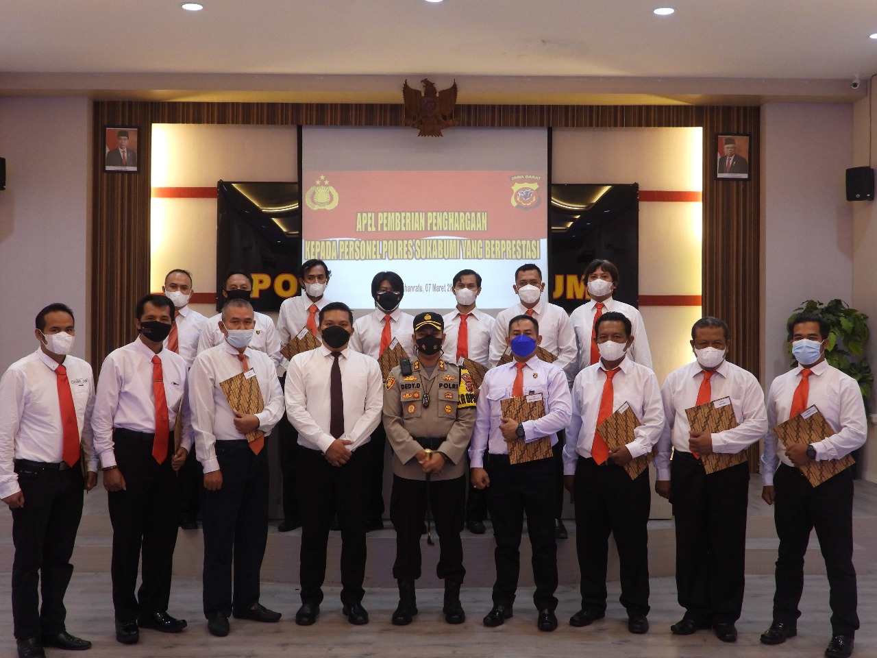 Kapolres Sukabumi beserta anggota polisi yang diberi penghargaan
