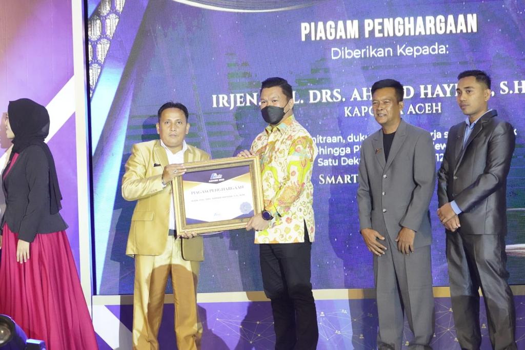 Pemberian Award kepada Kapolda Aceh
