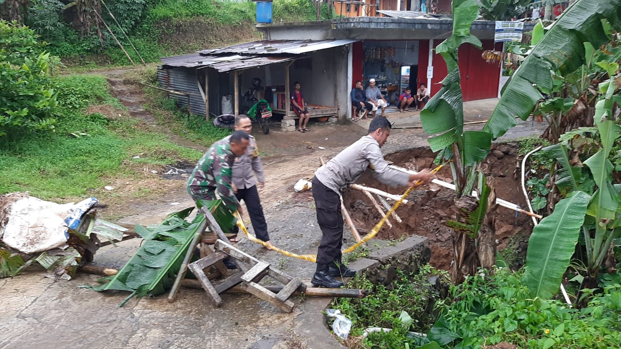 Pemasangan Police line agar warga tidak melintas sementara waktu