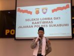 Salah satu petugas polisi yang mengikuti gelar pencarian bakat