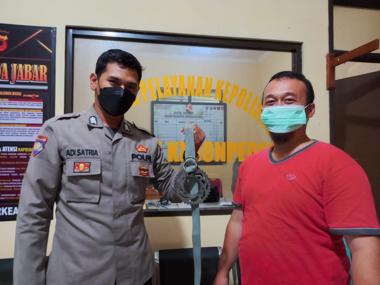 Petugas Polsek Kebonpedes menunjukkan barang bukti