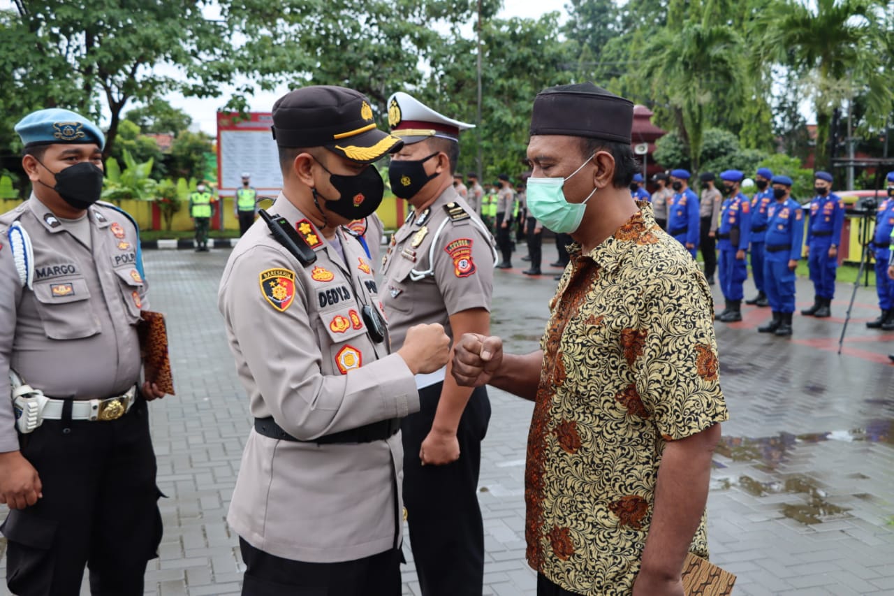 Upacara Purna bakti dan kenakaikan pangkat di Mapolres Sukabumi