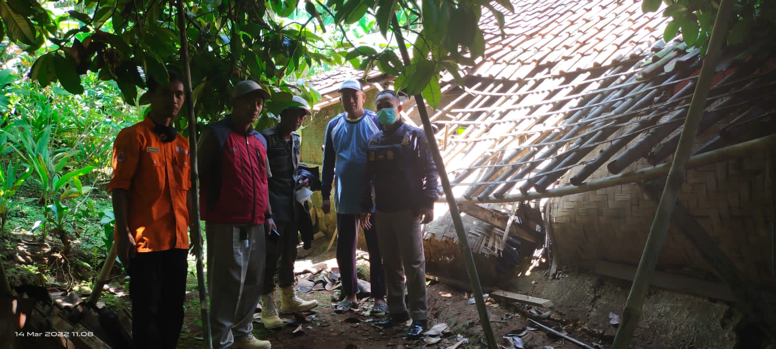 Pemdes Hegarmanah dan petugas P2BK di lokasi musibah