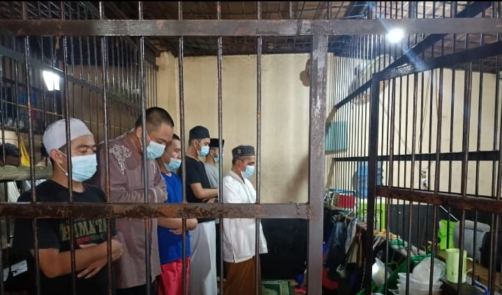 Tahanan Polres Sukabumi laksanakan Shalat Jumat dalam sel