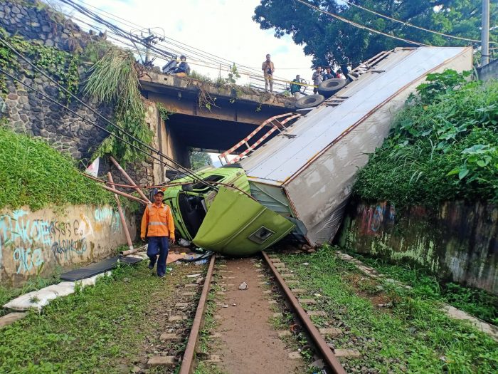 Truk terperosok ke bawah jembatan di Parungkuda