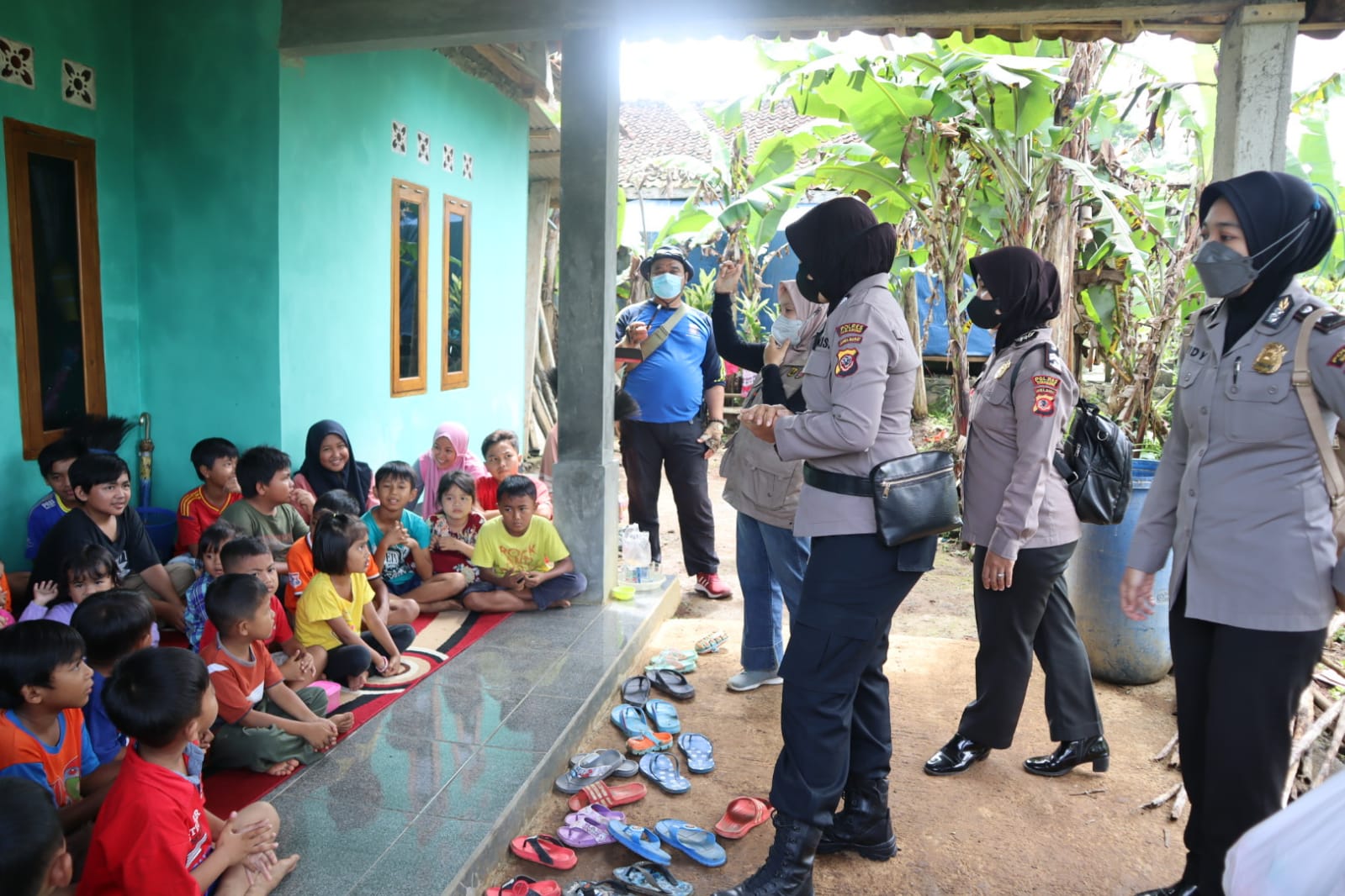 Antusiasme anak-anak terdampak bencana ikuti arahan para polwan