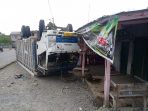 Satu unit truk yang terbalik di bale redelong
