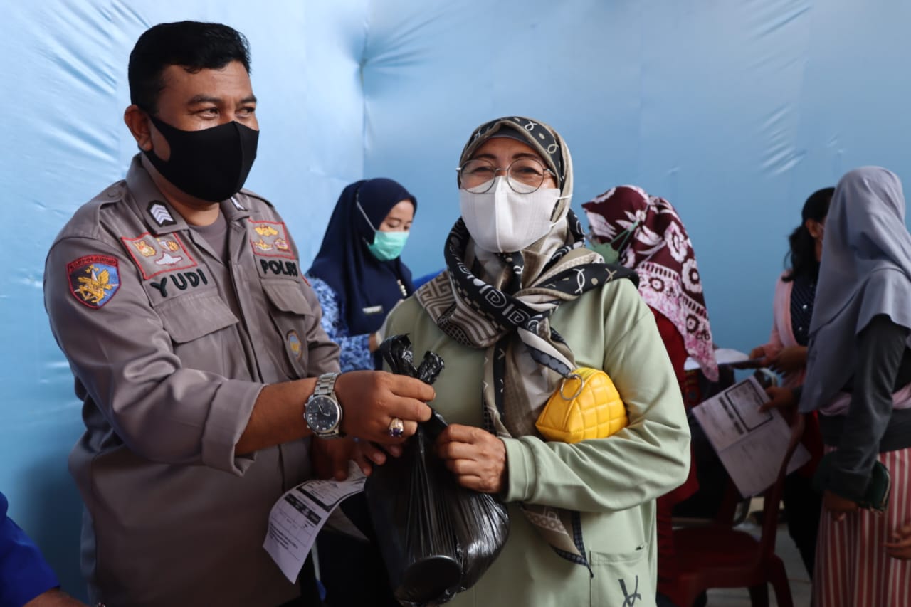 Warga gembira mendapat sembako setelah vaksinasi