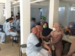 Vaksinasi karyawan pabrik farmasi cikembar