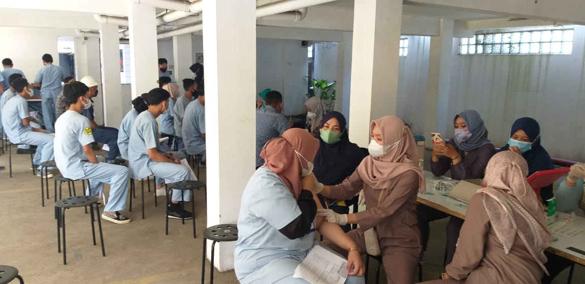 Vaksinasi karyawan pabrik farmasi cikembar