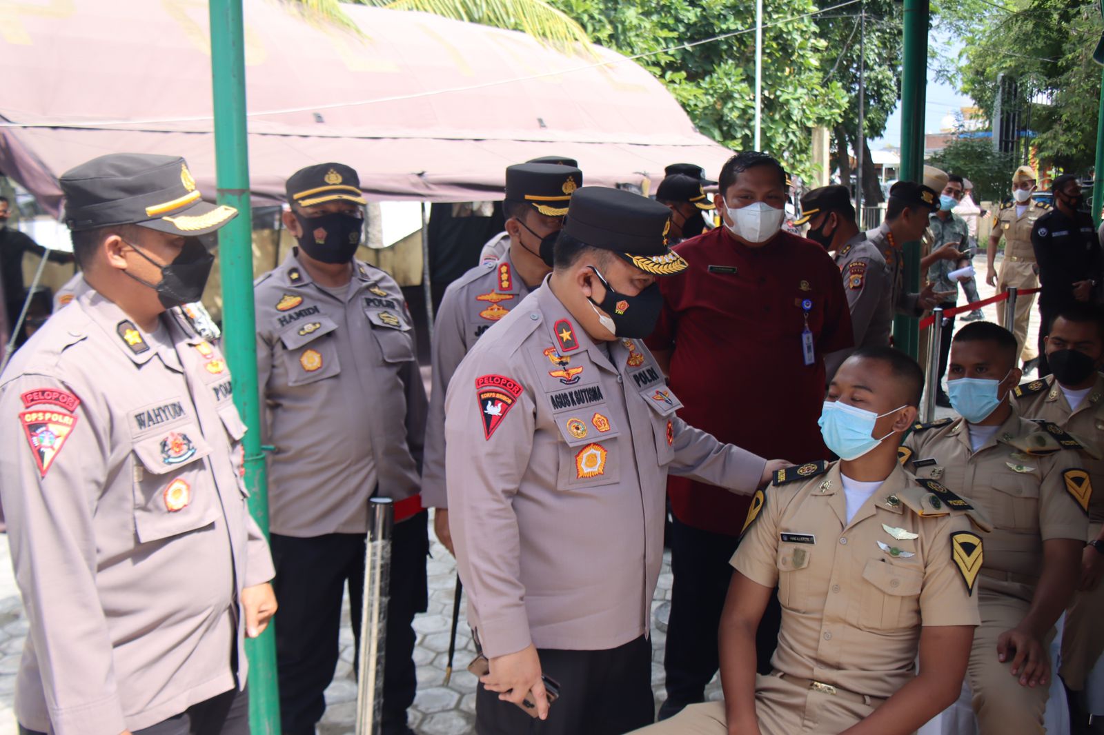 Wakapolda Aceh saat meninjau pelaksanaan vaksinasi BP2IP