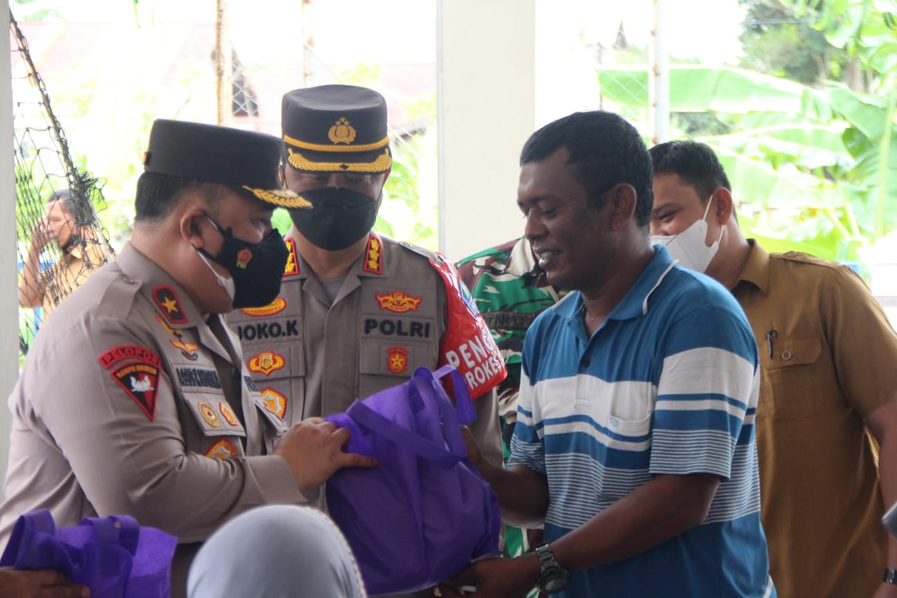 Wakapolda Aceh berikan bingkisan pada akseptor vaksin