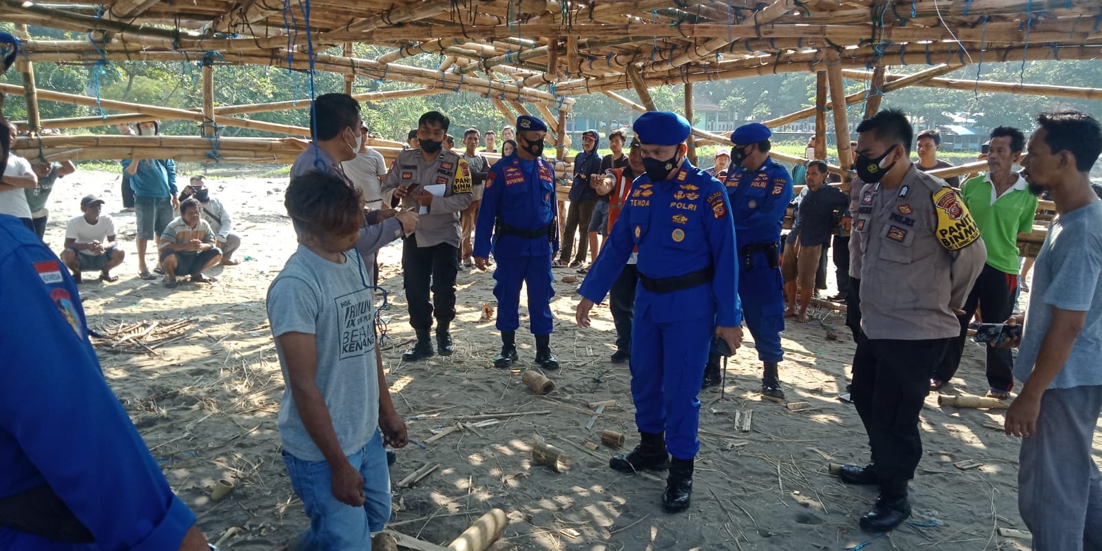 Jajaran Petugas Polairud Polres Sukabumi saat lakukan Cek TKP Penemuan Mayat di Pantai Ketapang
