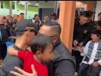Yudha Sukamagara saat memeluk haru warga segaranten yang menamakan anaknya sama dengan dirinya
