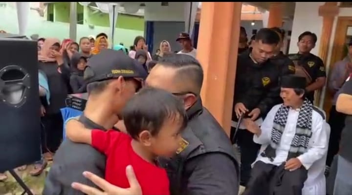 Yudha Sukamagara saat memeluk haru warga segaranten yang menamakan anaknya sama dengan dirinya
