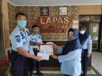 Pemberian Penghargaan kepada pegawai terbaik oleh kalapas