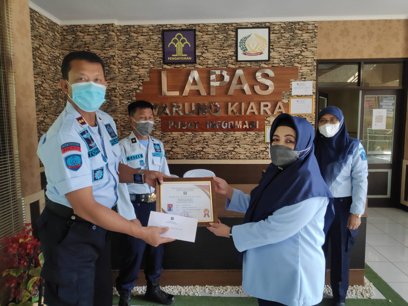Pemberian Penghargaan kepada pegawai terbaik oleh kalapas