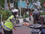 Aksi Humanis Personel Polda Aceh bagikan takjil ke masyarakat