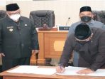 Penandatangan tiga raperda dalam rapat paripurna DPRD dan Pemda Kabupaten Sukabumi