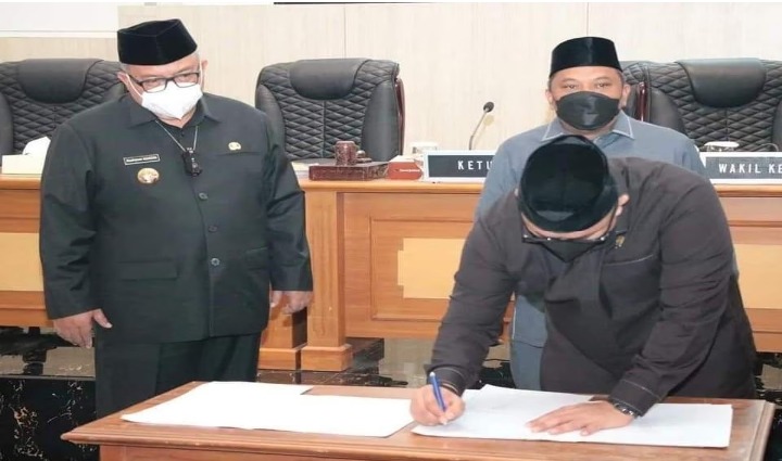 Penandatangan tiga raperda dalam rapat paripurna DPRD dan Pemda Kabupaten Sukabumi